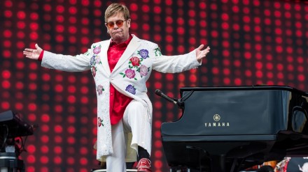 Elton John rischia la vita in volo, il suo jet privato in avaria durante una tempesta